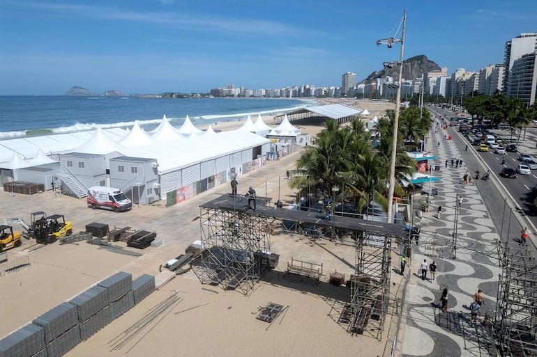 
Esta vista aérea muestra el montaje del escenario para el concierto de la cantante colombiana Shakira en la playa de Copacabana en Río de Janeiro.