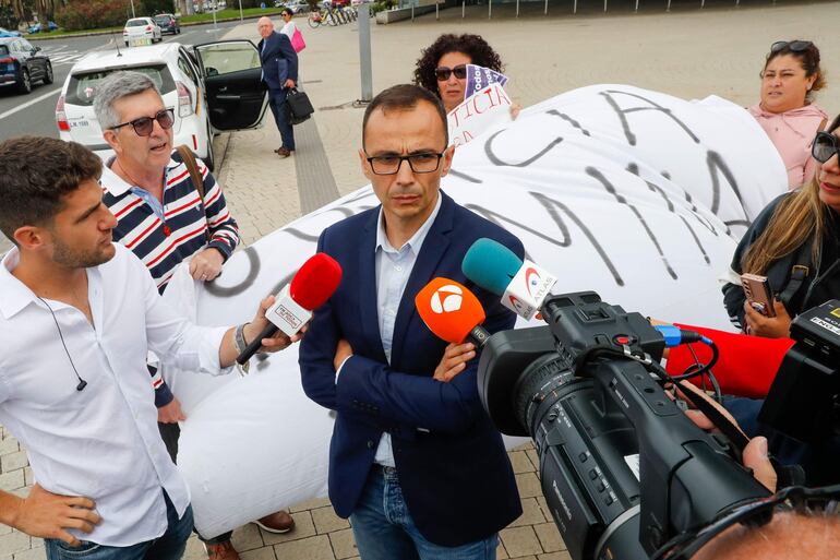 Raúl Díaz Chacón a la salida de la Ciudad de la Justicia tras la segunda sesión del juicio el lunes mientras amigos de la fallecida le siguen y le increpan.
