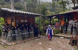 La policía antidisturbios protege la entrada al sendero que conduce a las ruinas del Pueblo Machu Picchu, Perú, el 28 de enero de 2024. Los turistas continúan llegando a la ciudad que sirve a Machu Picchu en Perú a pesar de que los lugareños bloquean el tren turístico que conduce a la mundialmente famosa ciudadela Inca.