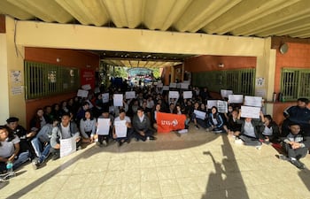 Estudiantes del Colegio Nacional Villa Permanente de Ayolas realizaron la sentata.