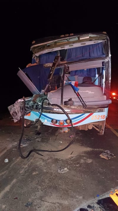 El ómnibus involucrado en un accidente fatal en Cerro Corá, quedó con serios daños.