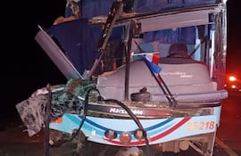 El ómnibus involucrado en un accidente fatal en Cerro Corá, quedó con serios daños.
