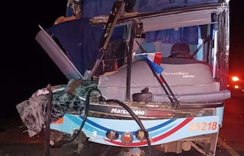 El ómnibus involucrado en un accidente fatal en Cerro Corá, quedó con serios daños.