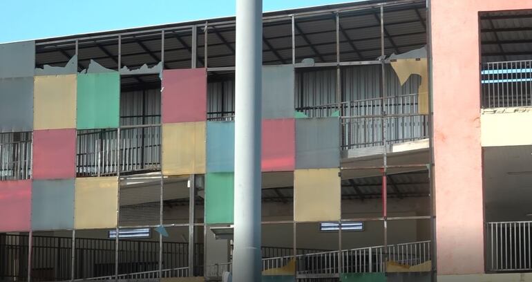 Mamparas destrozadas en la escuela San Francisco, de Zeballos Cué.