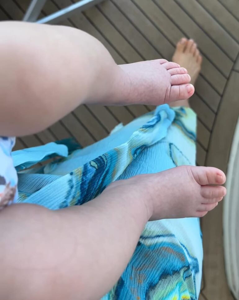 Mamá Nadia Ferreira mostró las robustas piernas de Baby Muñiz. (Captura de la historia de Instagram de Nadia Ferreira)