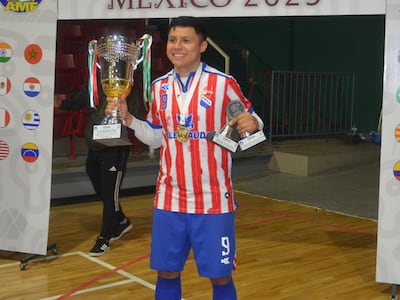 Daniel Benítez, jugador de la selección paraguaya, celebra con el trofeo de campeón y las distinciones individuales de máximo goleador y mejor jugador de la final del Mundial Baja California 2023 de Fútbol de Salón.