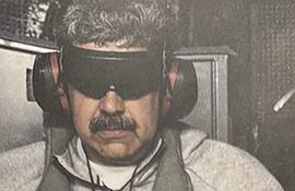 Imagen publicada por el presidente estadounidense Donald Trump que supuestamente muestra al presidente venezolano Nicolás Maduro en un portaaviones estadounidense tras su captura este sábado.