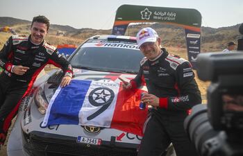 Sébastien Ogier y Vincent Landais celebran el campeonato juntos al Toyota GR Yaris Rally1.