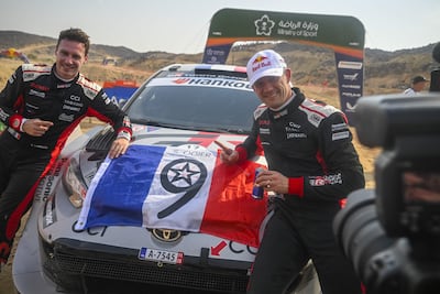 Sébastien Ogier y Vincent Landais celebran el campeonato juntos al Toyota GR Yaris Rally1.
