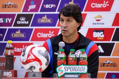 El argentino Daniel Garnero, entrenador de la selección paraguaya, en la conferencia de prensa posterior al partido amistoso frente a Perú en el estadio Monumental, en Lima, Perú.