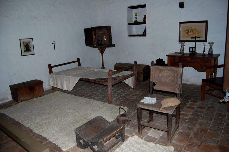 La Casa Oratorio Cabañas es un museo que en su interior se mantiene intacto, con los mobiliarios y utensilios del siglo XVII.