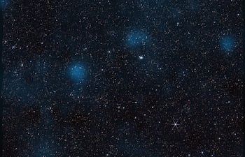 Esta imagen del telescopio espacial James Webb de la NASA, que contiene casi 800.000 galaxias, está superpuesta con un mapa de materia oscura, representada en azul. Los investigadores utilizaron los datos de Webb para detectar esta sustancia invisible a través de su influencia gravitatoria sobre la materia visible.