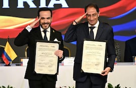 El presidente electo de Colombia, Abelardo de la Espriella (i) y el vicepresidente electo, José Manuel Restrepo, saludan tras recibir sus certificados del Consejo Nacional Electoral de su país, como ganadores de los comicios presidenciales.
