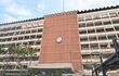 Fachada del Hospital Central del Instituto de Previsión Social (IPS). El ente administra los fondos de casi 700.000 cotizantes y enfrenta un déficit anticipado