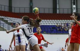 Amapola Cuevas del team de guerreritas "A", la MVP del cotejo, con 7 goles en el juego contra Chile.
