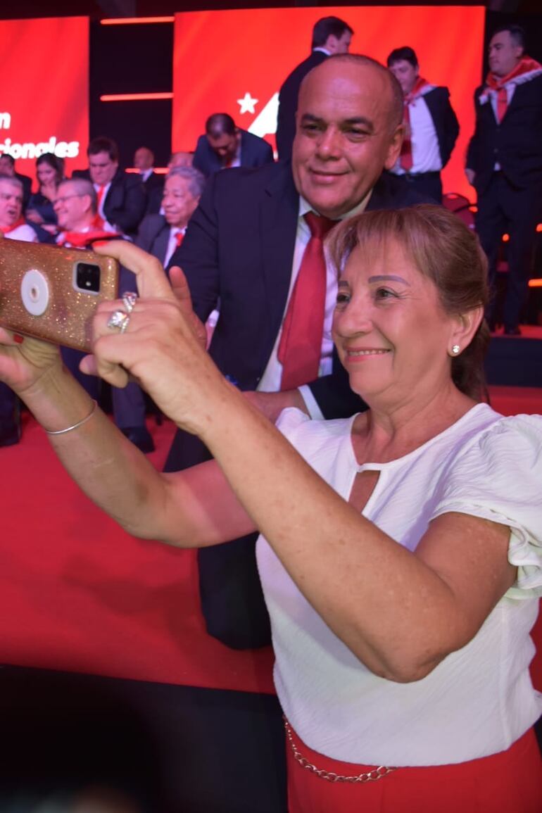 El presidente del Senado, Basilio "Bachi" Núñez y Lizy Giménez, concejal departamental de Central y precandidata a intendenta de Fernando.