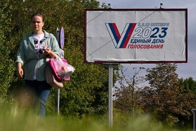 Una mujer camina frente a un cartel anunciando las elecciones, el miércoles en Moscú.