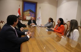 El Defensor General del Ministerio de la Defensa Pública, Javier Dejesús Esquivel González, y el ministro del Tribunal Superior de Justicia Electoral (TSJE), Jorge Enrique Bogarín González, durante la reunión de trabajo.