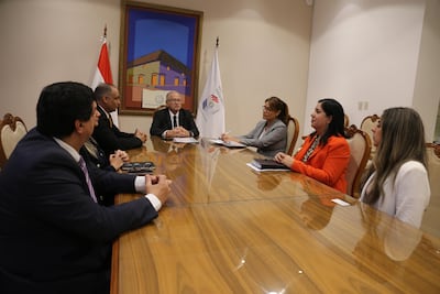 El Defensor General del Ministerio de la Defensa Pública, Javier Dejesús Esquivel González, y el ministro del Tribunal Superior de Justicia Electoral (TSJE), Jorge Enrique Bogarín González, durante la reunión de trabajo.