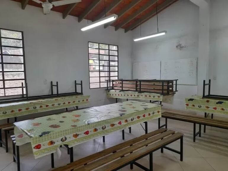 Comedor vacío de la escuela Ava Mba´e, de Lambaré, que ya no recibe almuerzo escolar.