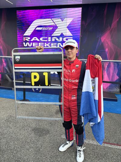 Mateo Valente, con el cartel de P1 y la bandera paraguaya, celebra este gran comienzo en Mugello (Italia).