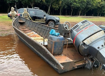 La embarcación cargada con marihuana prensada en el Lago de Itaipú.