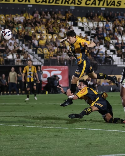 Cabezazo y adentro. Óscar Ramón Ruiz, el popular Kure'i, le dio con su tanto la victoria al Novorizontino de Brasil, que se encuentra en la zona de ascenso a la máxima categoría.