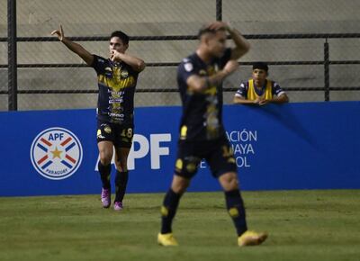 Fernando Romero (i), futbolista de Sportivo Trinidense, celebra un gol en el partido frente a Nacional por el torneo Apertura 2024 del fútbol paraguayo en el estadio Arsenio Erico, en Asunción.