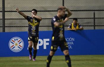 Fernando Romero (i), futbolista de Sportivo Trinidense, celebra un gol en el partido frente a Nacional por el torneo Apertura 2024 del fútbol paraguayo en el estadio Arsenio Erico, en Asunción.