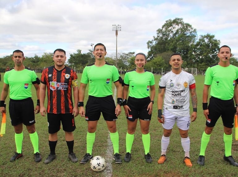 Los capitanes posan con la terna arbitral.