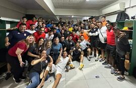 Componentes del plantel “militar” festejan el triunfo logrado en la semifinal contra Nacional (2-1), en La Arboleda de Santísima Trinidad.