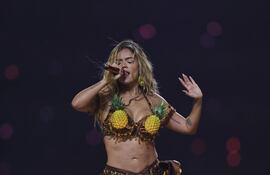 La cantante colombiana Karol G canta en el intermedio de un partido de la NFL entre Los Ángeles Chargers y Kansas City Chiefs en el estadio Neo Química Arena en São Paulo (Brasil).