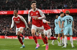 El alemán Kai Havertz (26 años) conectó de cabeza para el gol y triunfo del Arsenal.