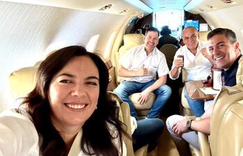 La ministra del MOPC, Claudia Centurión, el presidente de Diputados, Raúl Latorre, el titular del Congreso, Basilio "Bachi" Núñez y el presidente Santiago Peña viajando hoy a Caazapá en avión.