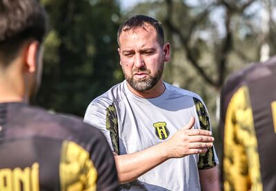 El entrenador de Guaraní, Pablo De Muner, dando sus primeras indicaciones al plantel aurinegro.