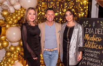 Ana Rodas, presidente de la Sociedad Paraguaya de Medicina Regenerativa y Clínica Estética, Dr. Raúl Fanego y Liz Armoa.