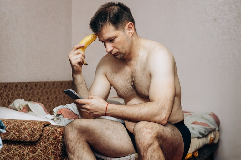 Una leve curvatura del pene suele ser normal. La preocupación aparece cuando el cambio es reciente, hay dolor, nódulos o dificultades para tener relaciones.