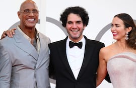 Dwayne Johnson, el director Benny Safdie y la actriz británica Emily en la premier de 'The Smashing Machine' en Venecia. (EFE/EPA/ETTORE FERRARI)