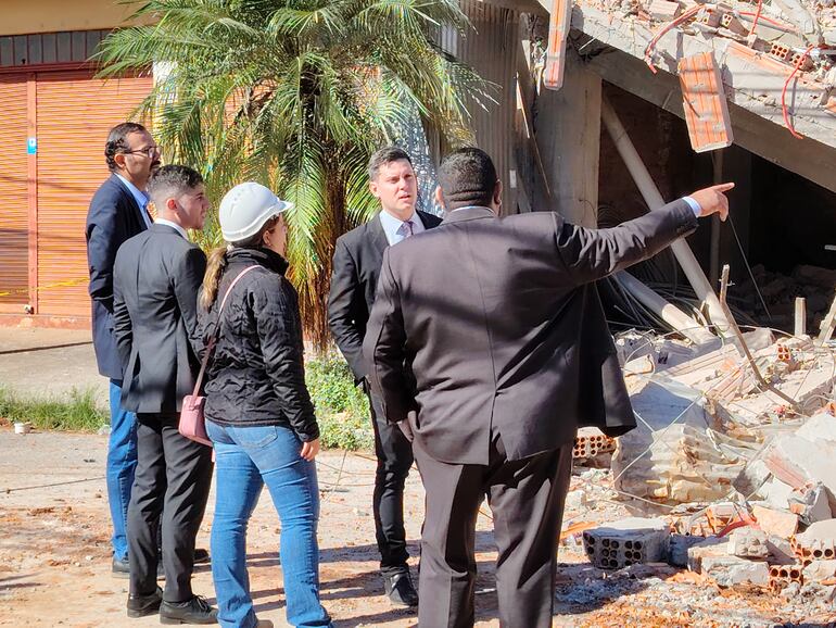 Peritos forenses levantan muestras para determinar causa de derrumbe de edificio en Encarnación