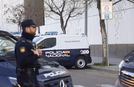 Un vehículo de la Policía Científica llega al instituto anatómico forense de Córdoba.