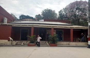 El comercio asaltado anoche, donde se señala como los supuestos autores a tres estudiantes de la comunidad, entre ellos dos menores de edad. Hasta ahora solo se recuperó poco mas de G. 10 millones de los G. 36 millones que se llevaron los marginales.