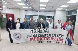 Médicos del Instituto de Previsión Social protestan exigiendo una carga horaria de 12 horas.