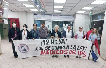 Médicos del Instituto de Previsión Social protestan exigiendo una carga horaria de 12 horas.