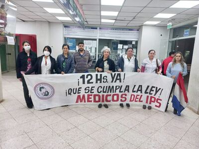 Médicos del Instituto de Previsión Social protestan exigiendo una carga horaria de 12 horas. 