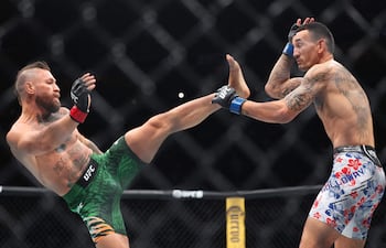 Conor McGregor ensaya una patada momento en que se lesiona la rodilla y finaliza la pelea a favor de Holloway-