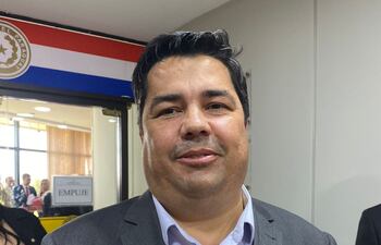 Luis Benítez, director de Yacyretá (EBY), en entrevista con la prensa, antes de la circular SGP N.º 03/2026 que prohíbe taxativamente a cualquier funcionario brindar entrevistas o información técnica "sin la autorización de la Asesoría de Comunicación Social de la Entidad".