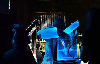 Amberé Feliciángeli, a su lado Paola Irún, narrando el concepto del cubo de agua que los inspiró para esta nueva etapa.