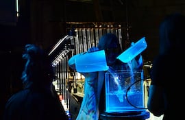 Amberé Feliciángeli, a su lado Paola Irún, narrando el concepto del cubo de agua que los inspiró para esta nueva etapa.