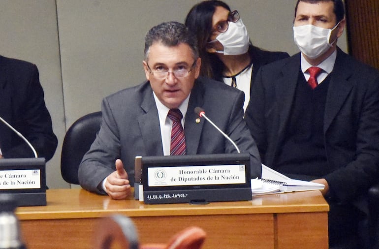 Ing. Luis Villordo y equipo técnico de apoyo durante su interpelación el miércoles último por la Cámara de Diputados. El cuestionario incluyó igualmente la revisión del Anexo C de Itaipú.