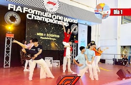 Unas presentaciones artísticas en la inauguración de las Olimpiadas de la Juventud 2025 del Nihon Gakko.